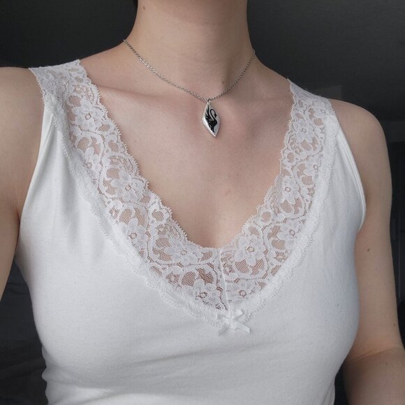 Iridescent white pearl necklace with a small silver chain - Picture 6 of 10